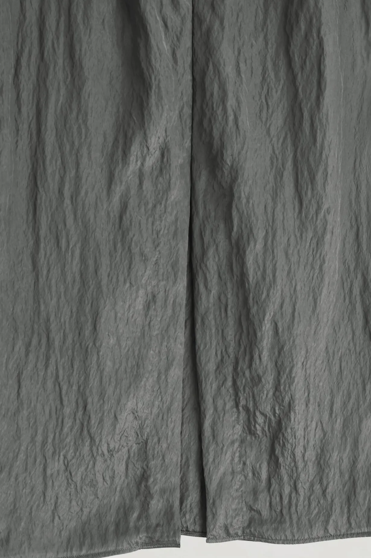 BLEISTIFTROCK AUS SATIN IN KNITTEROPTIK