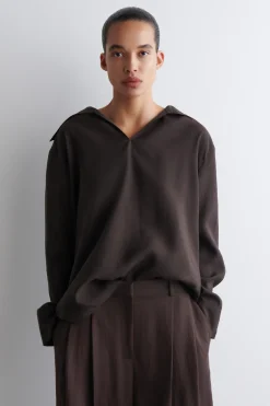 BLUSE AUS MODAL MIT BREITEM KRAGEN