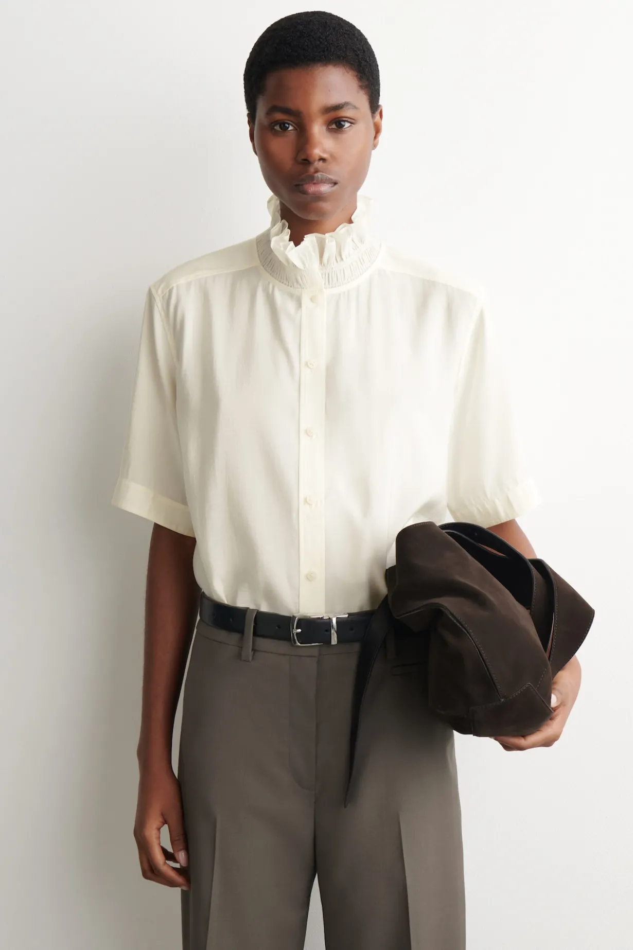 BLUSE AUS MODAL MIT RAFFUNGEN AM KRAGEN