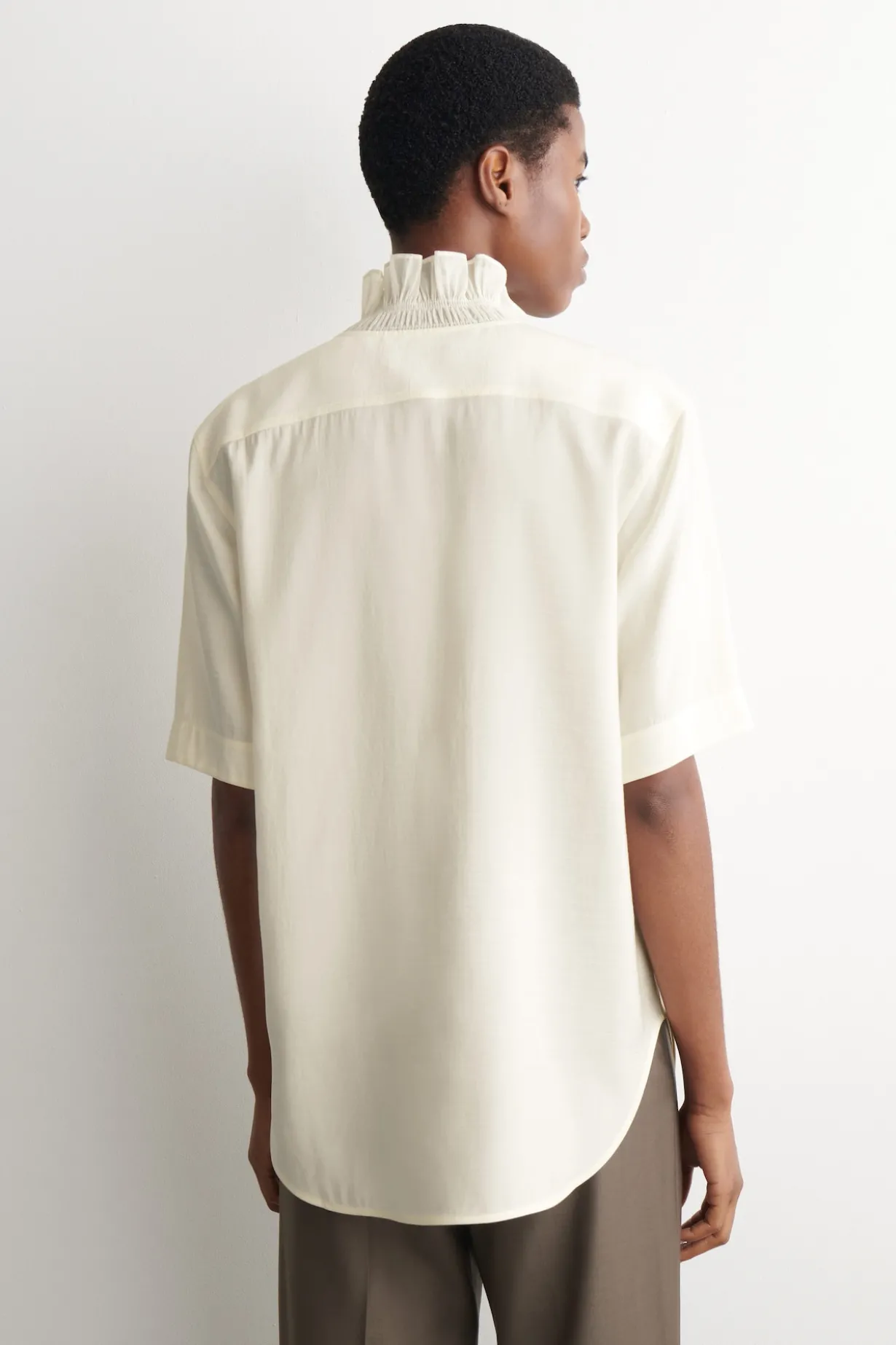 BLUSE AUS MODAL MIT RAFFUNGEN AM KRAGEN