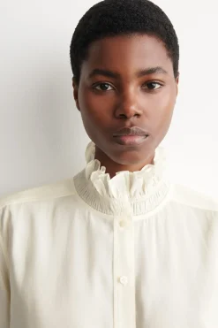 BLUSE AUS MODAL MIT RAFFUNGEN AM KRAGEN