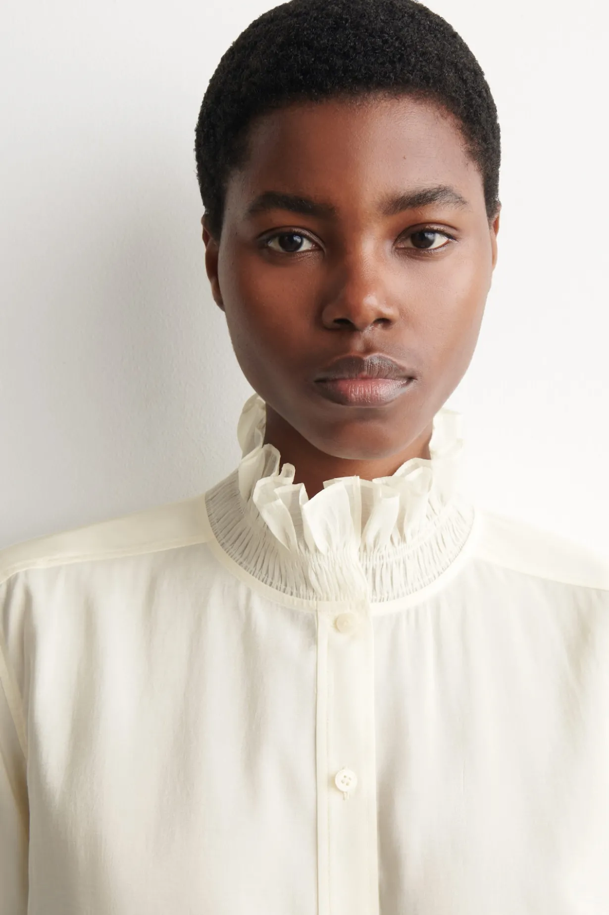 BLUSE AUS MODAL MIT RAFFUNGEN AM KRAGEN