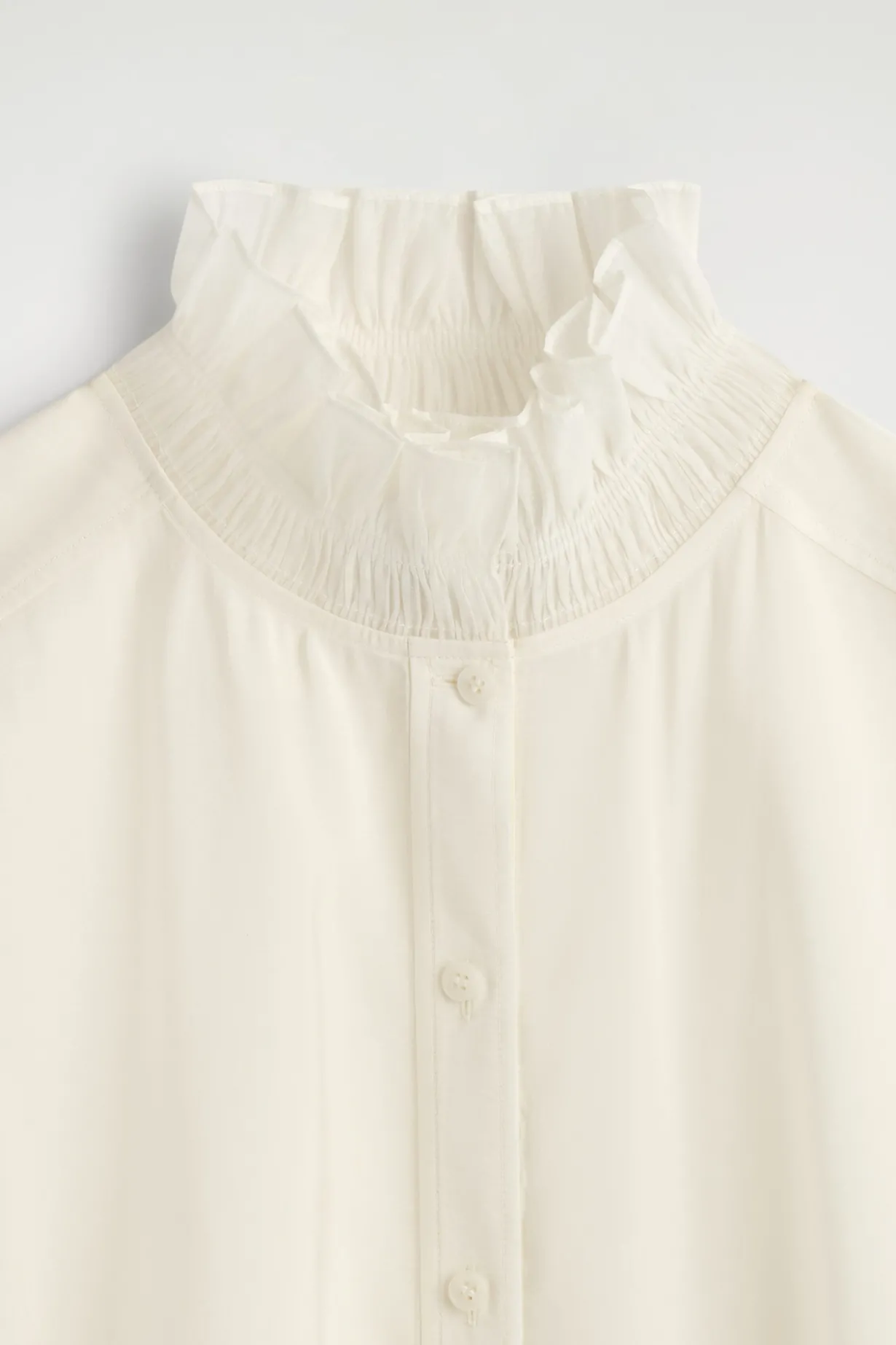 BLUSE AUS MODAL MIT RAFFUNGEN AM KRAGEN