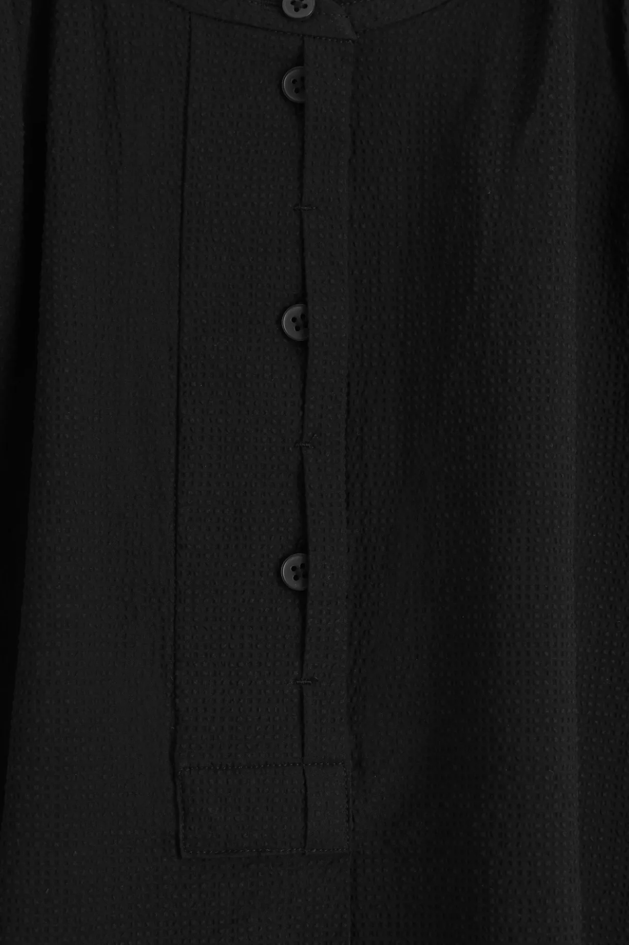 BLUSE MIT GRANDAD-KRAGEN UND GERAFFTEN ÄRMELN