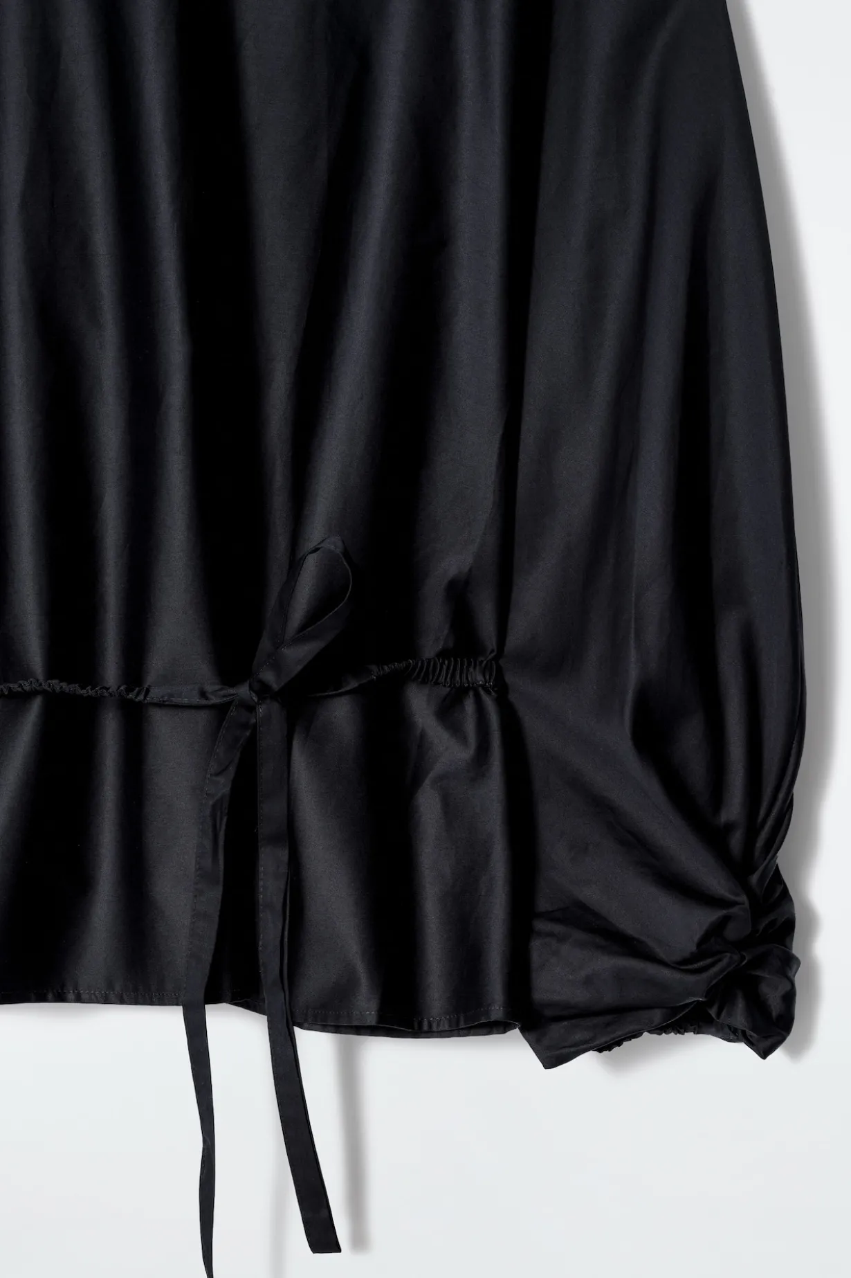 BLUSE MIT SCHÖSSCHEN UND KORDELZUG