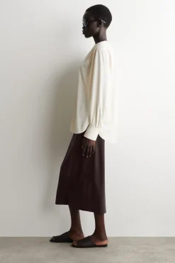BLUSE MIT V-AUSSCHNITT UND RAFFUNGEN