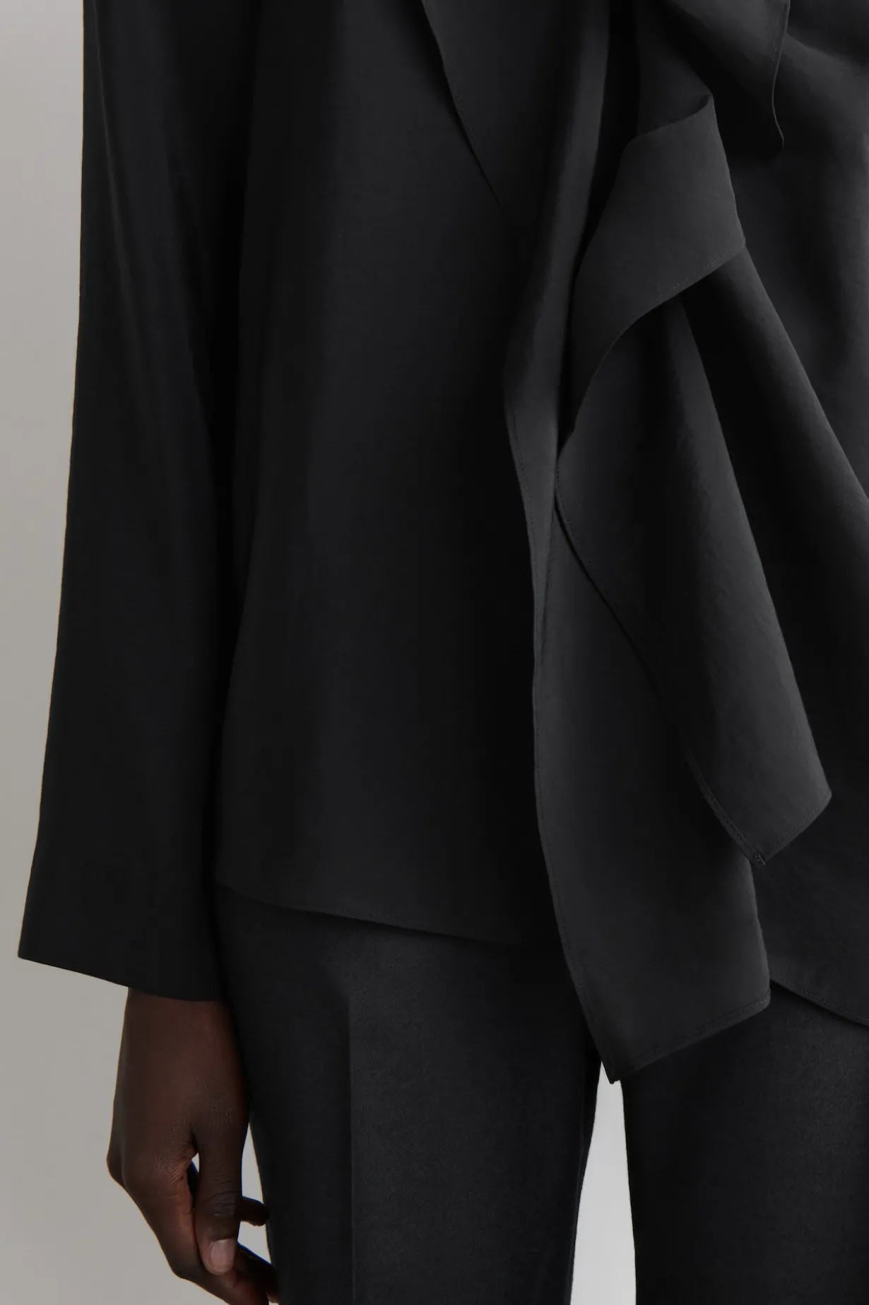 BLUSE MIT VOLANTS UND DRAPIERUNG