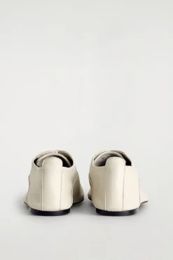 BROGUES AUS WEICHEM LEDER