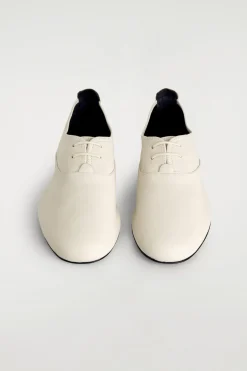 BROGUES AUS WEICHEM LEDER