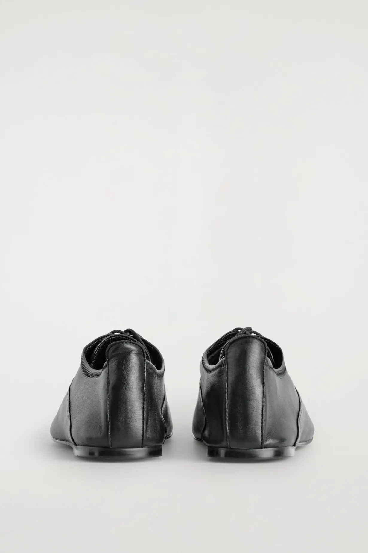BROGUES AUS WEICHEM LEDER