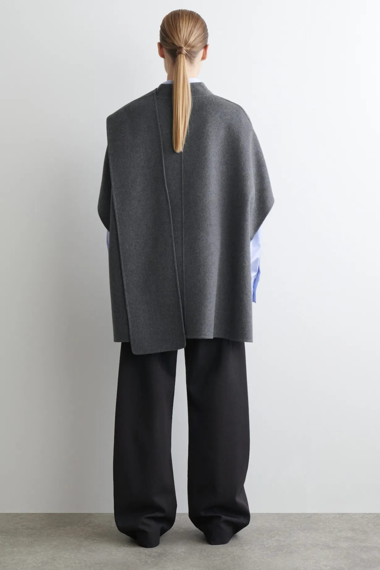 CAPE AUS DOUBLEFACE-MERINOWOLLE MIT SCHAL