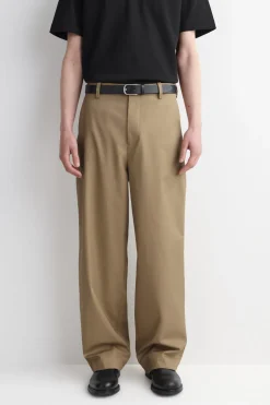 CHINOHOSE AUS BAUMWOLLE MIT WEITEM BEIN