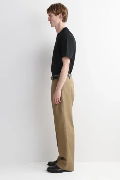 CHINOHOSE AUS BAUMWOLLE MIT WEITEM BEIN