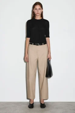 CHINOHOSE AUS BAUMWOLLE MIT BARREL-BEIN