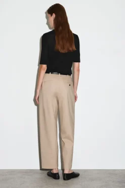 CHINOHOSE AUS BAUMWOLLE MIT BARREL-BEIN