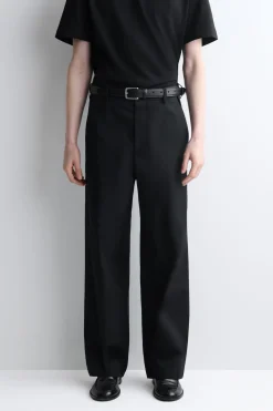 CHINOHOSE AUS BAUMWOLLE MIT WEITEM BEIN