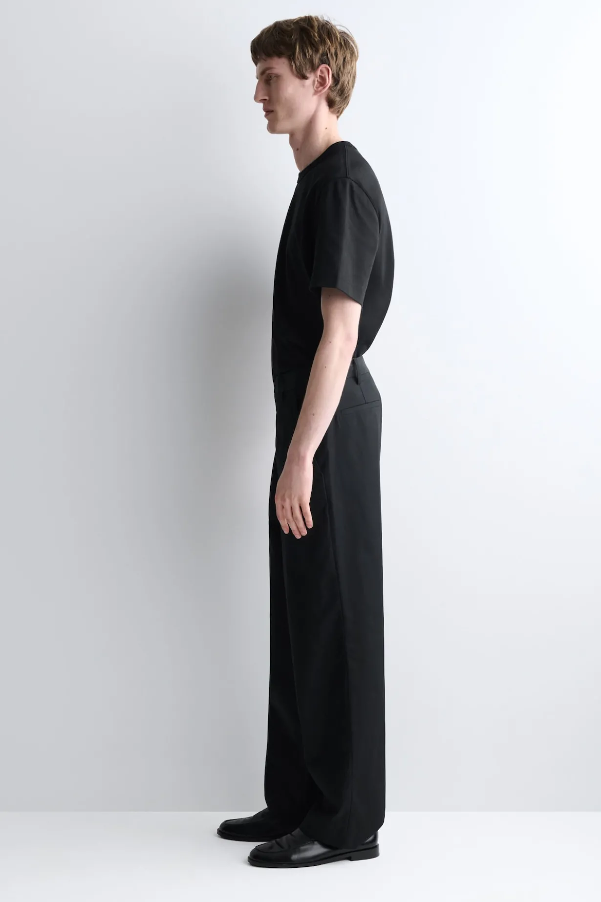 CHINOHOSE AUS BAUMWOLLE MIT WEITEM BEIN