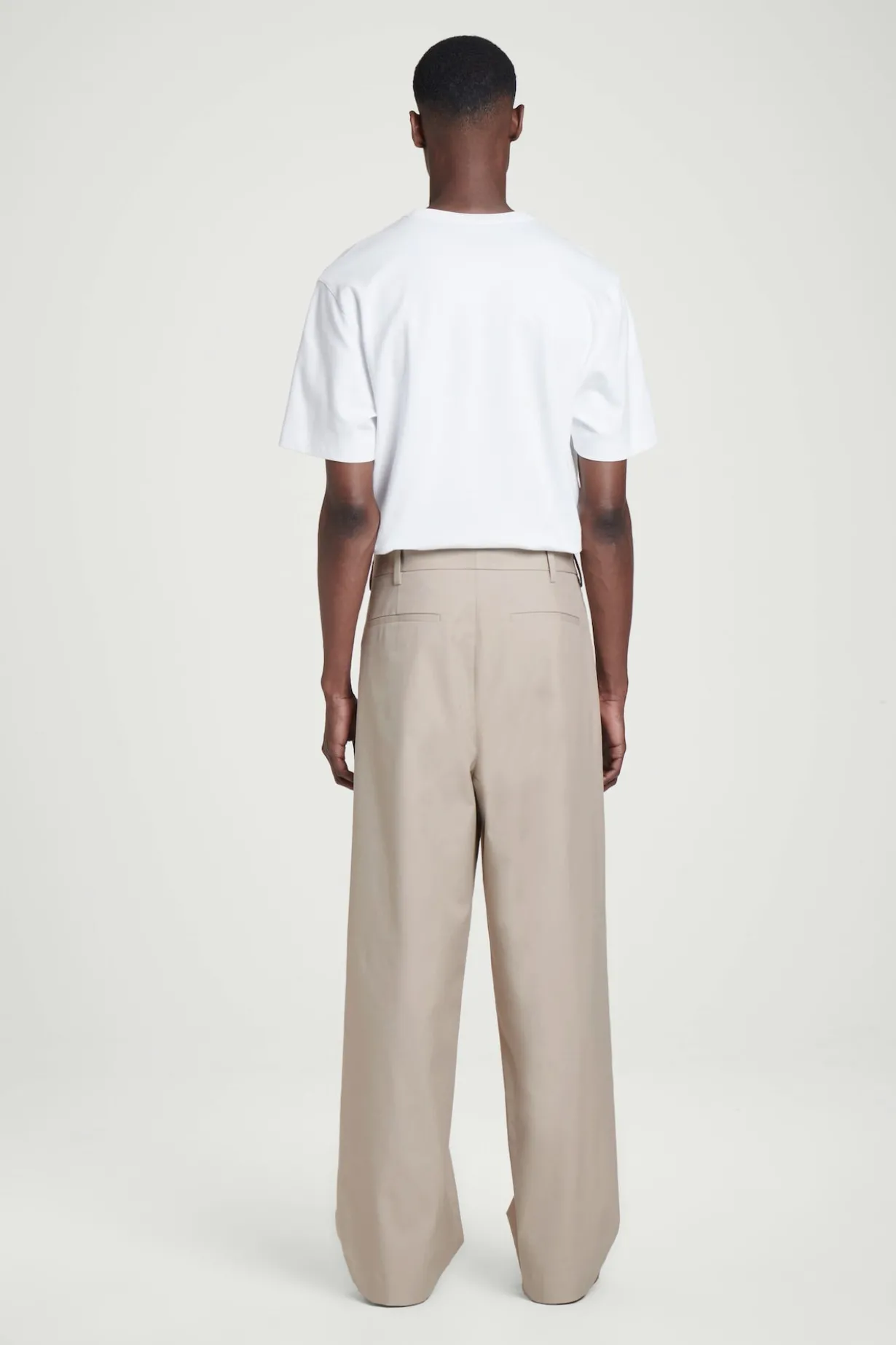 CHINOHOSE AUS BAUMWOLLE MIT WEITEM BEIN