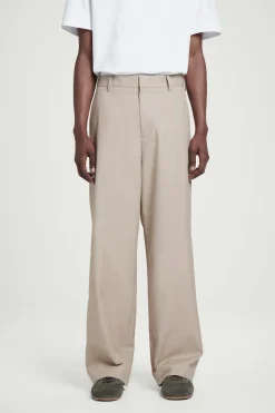 CHINOHOSE AUS BAUMWOLLE MIT WEITEM BEIN