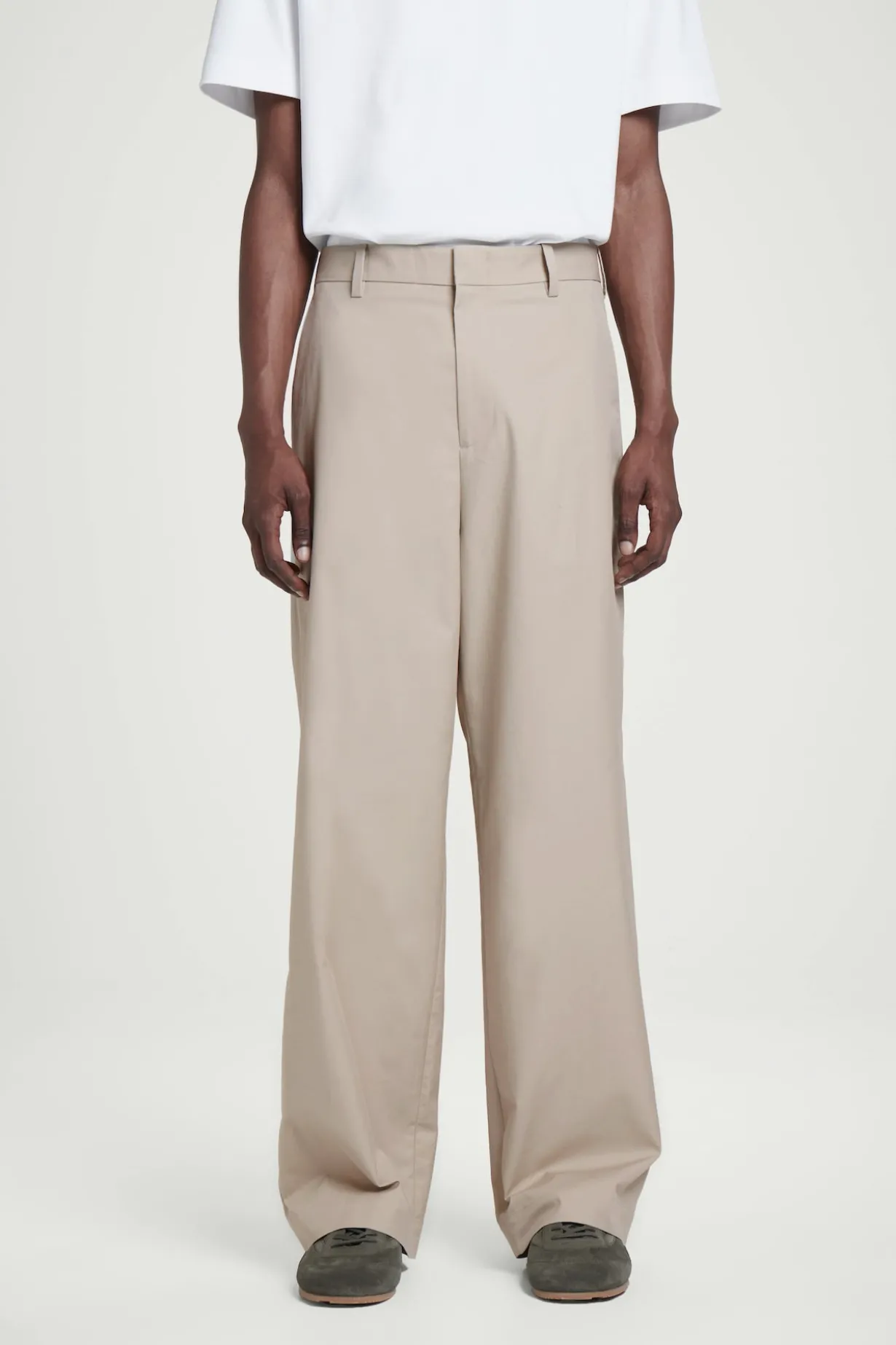 CHINOHOSE AUS BAUMWOLLE MIT WEITEM BEIN