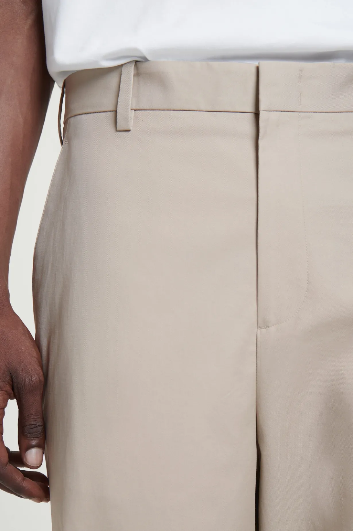 CHINOHOSE AUS BAUMWOLLE MIT WEITEM BEIN