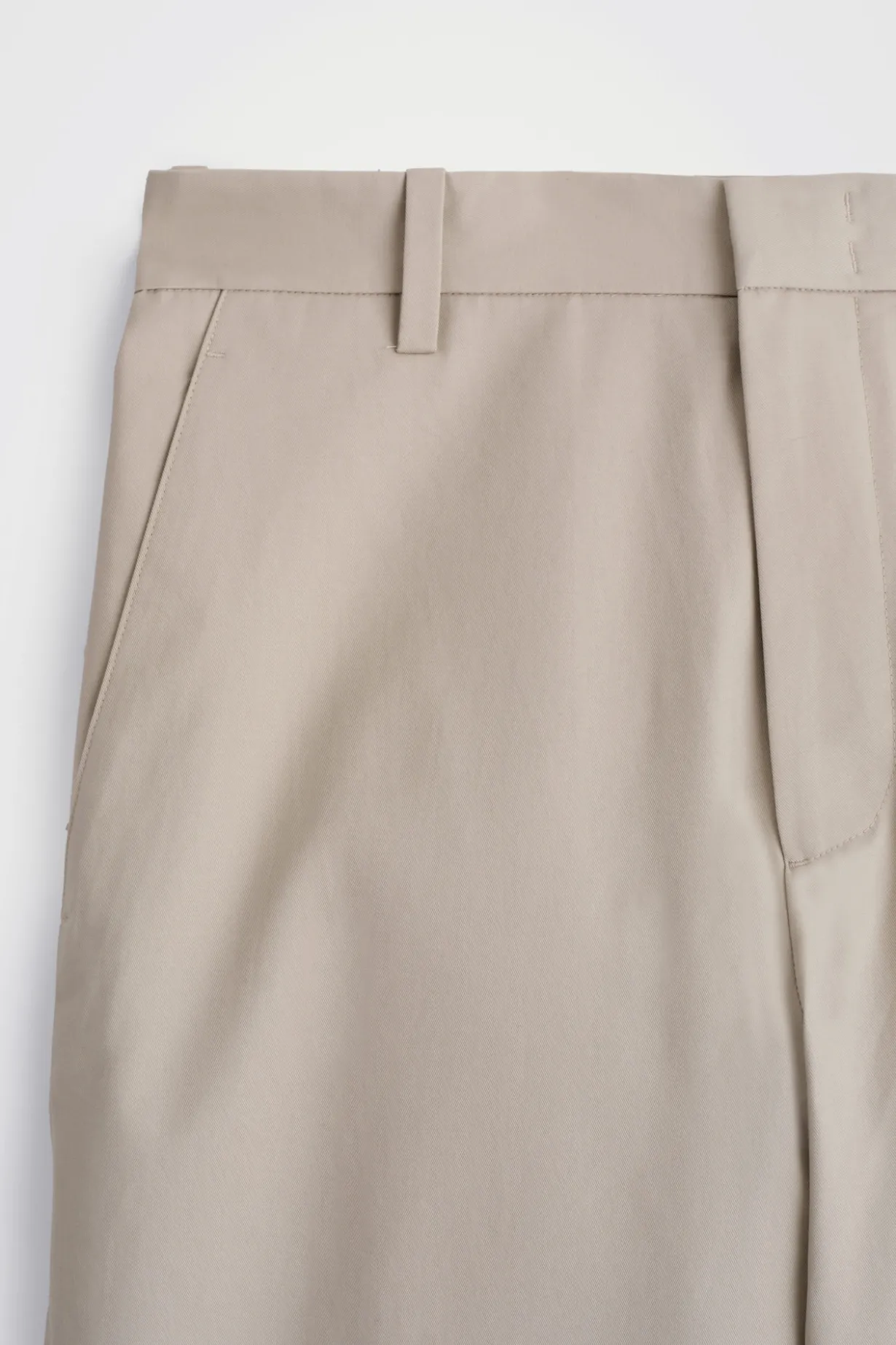 CHINOHOSE AUS BAUMWOLLE MIT WEITEM BEIN