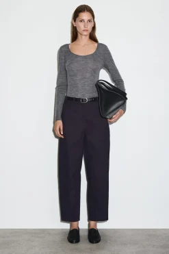 CHINOHOSE AUS BAUMWOLLE MIT BARREL-BEIN
