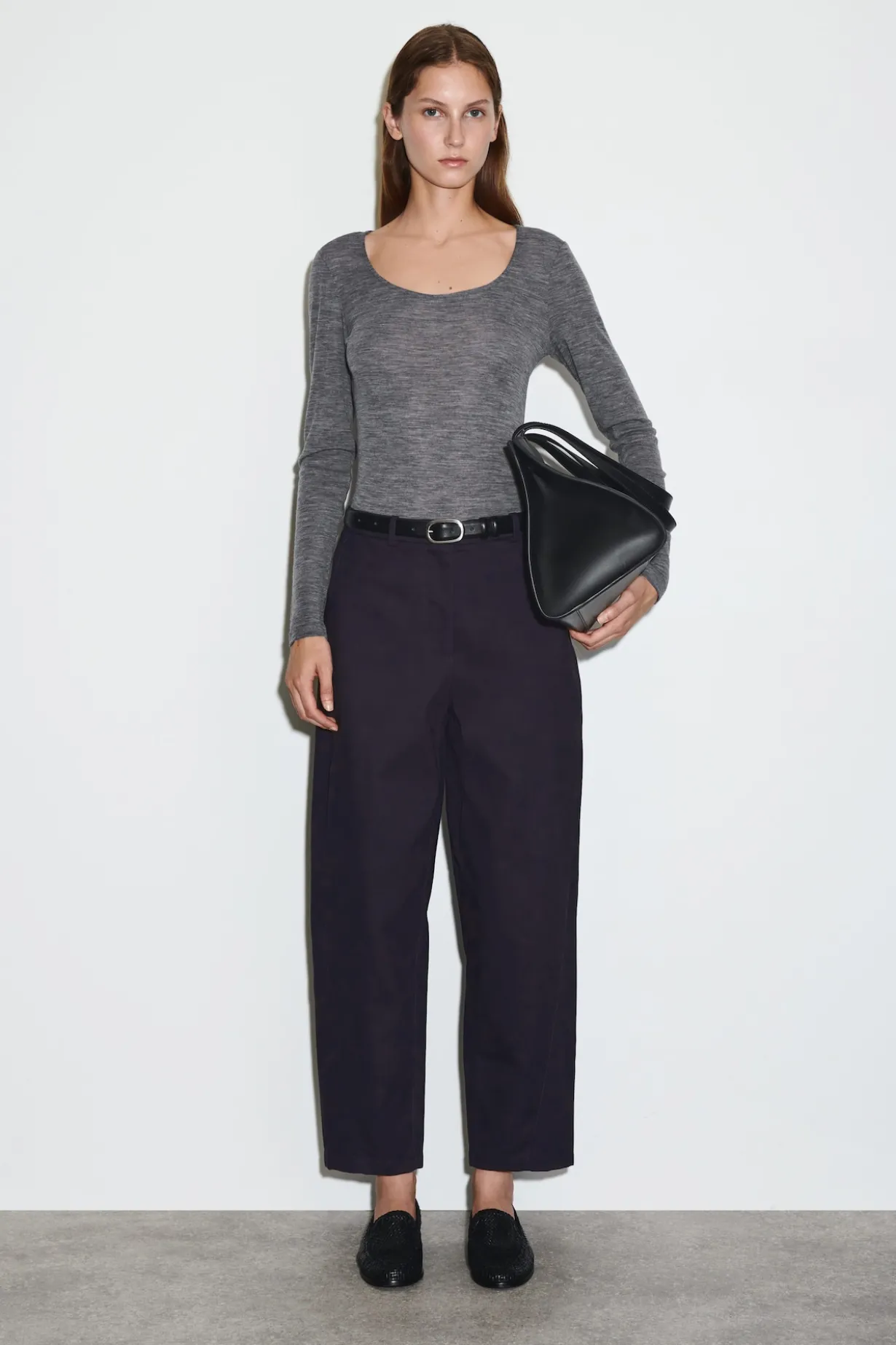 CHINOHOSE AUS BAUMWOLLE MIT BARREL-BEIN