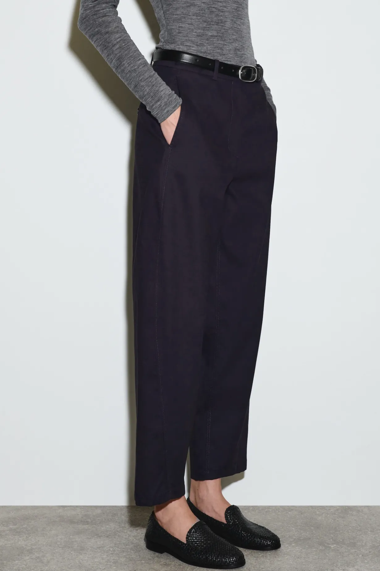 CHINOHOSE AUS BAUMWOLLE MIT BARREL-BEIN
