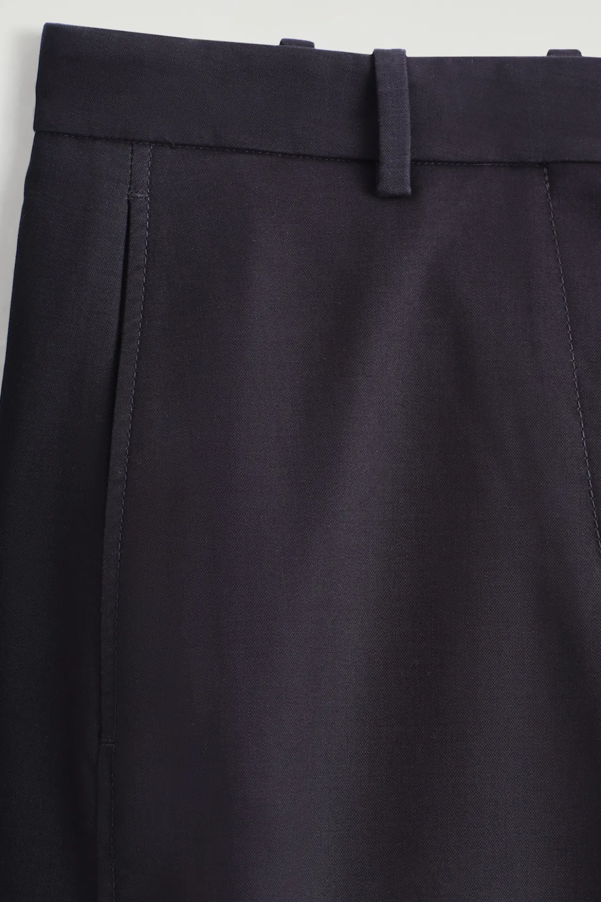 CHINOHOSE AUS BAUMWOLLE MIT BARREL-BEIN