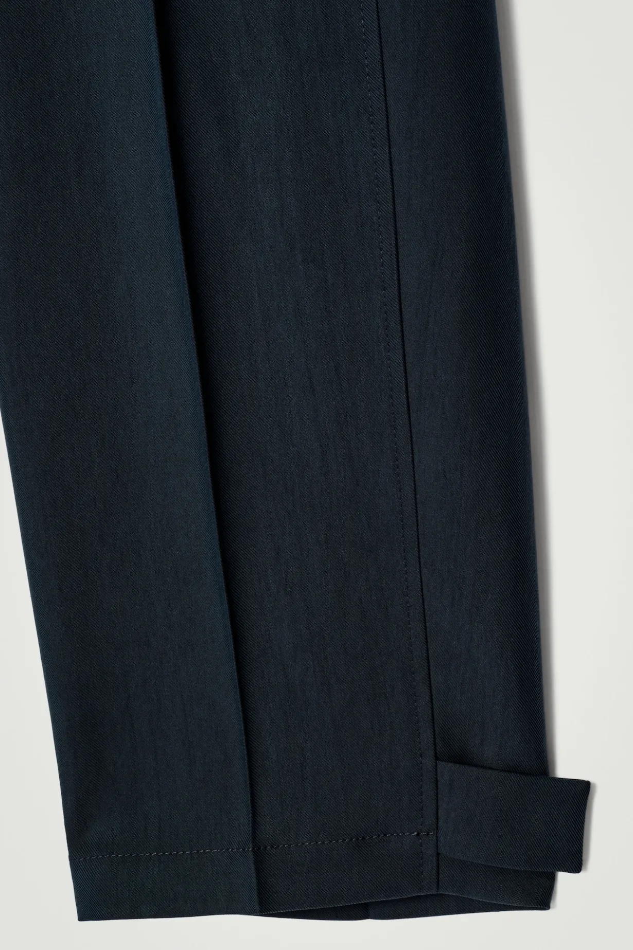 CHINOHOSE MIT BARREL-BEIN