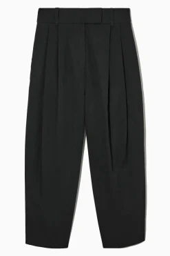 CHINOHOSE MIT FALTEN UND BARREL-BEIN