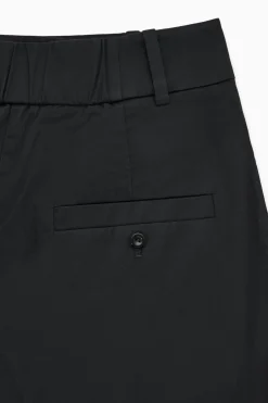 CHINOHOSE MIT FALTEN UND BARREL-BEIN