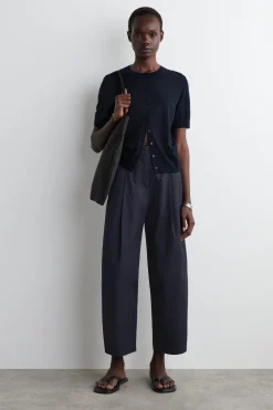 CHINOHOSE MIT FALTEN UND BARREL-BEIN
