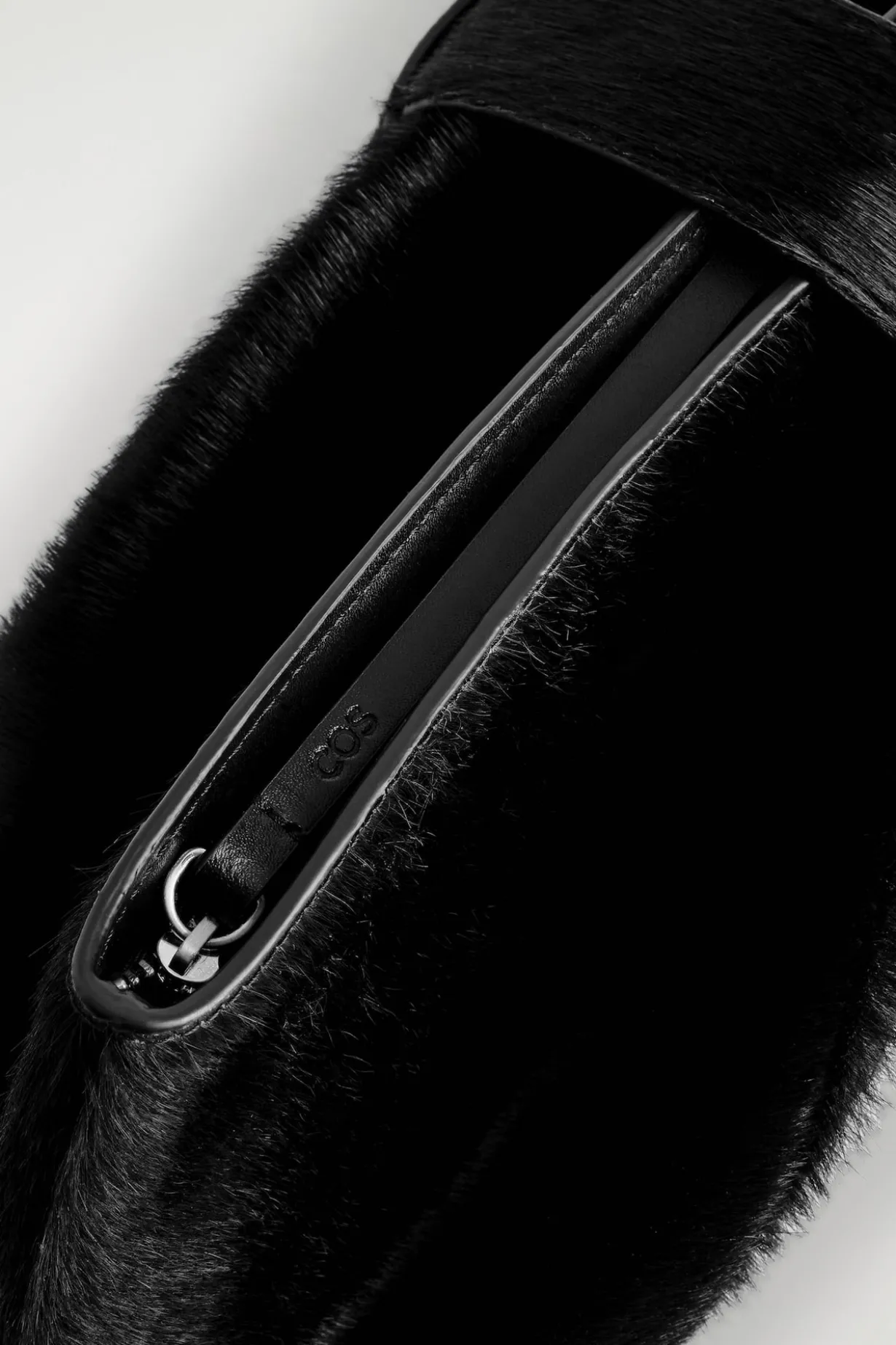 CLUTCH MIT GÜRTEL - LEDER MIT PONYHAAR-EFFEKT