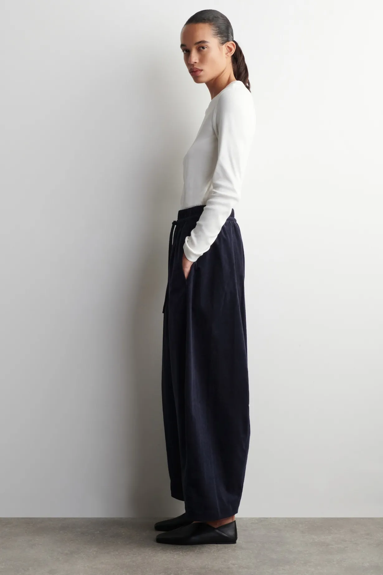CORDHOSE MIT BARREL-BEIN UND ELASTISCHEM BUND