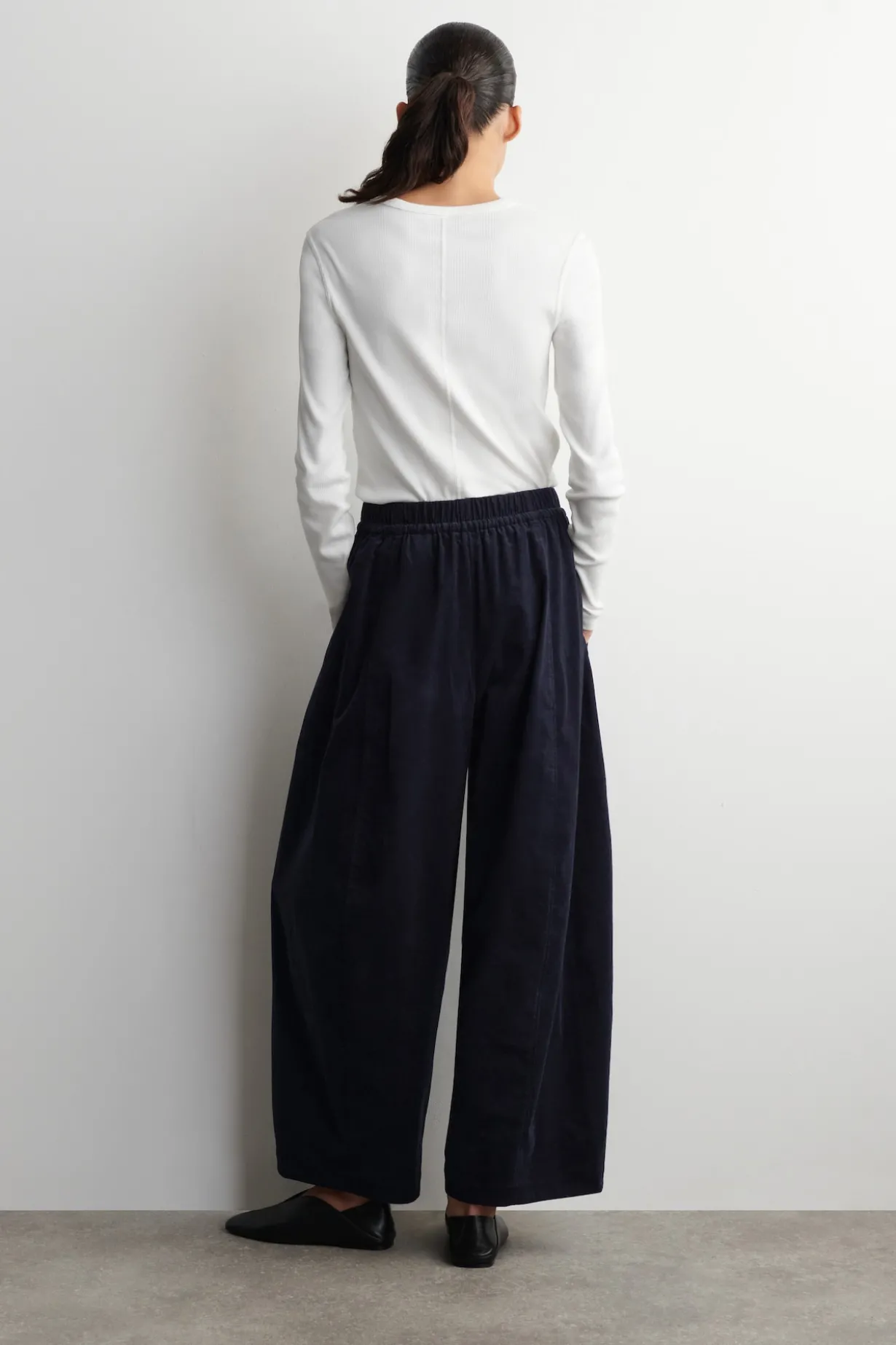 CORDHOSE MIT BARREL-BEIN UND ELASTISCHEM BUND