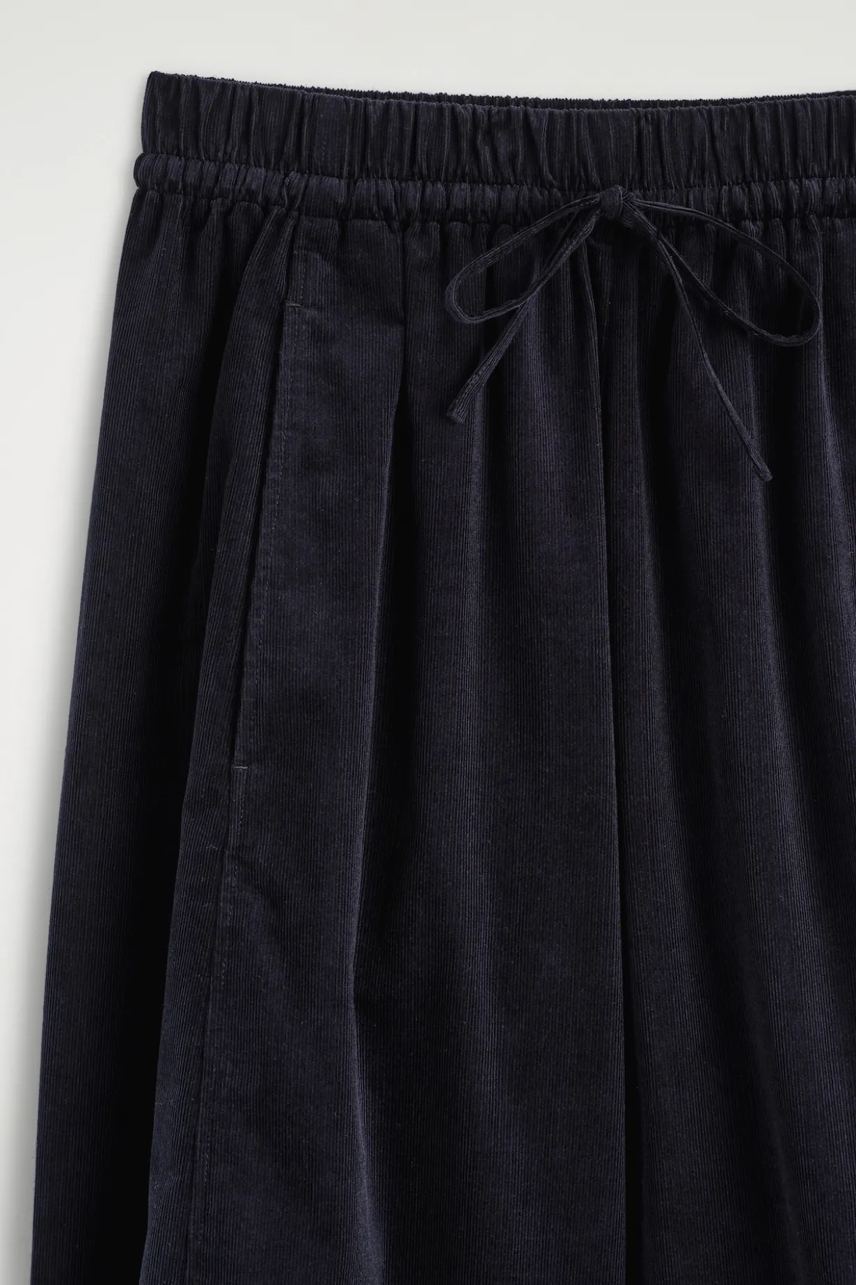 CORDHOSE MIT BARREL-BEIN UND ELASTISCHEM BUND
