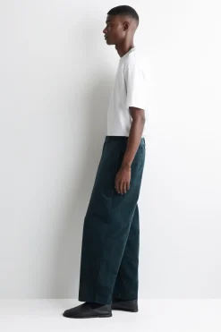 CORDHOSE MIT SCHMAL ZULAUFENDEM BEIN