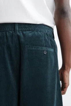 CORDHOSE MIT SCHMAL ZULAUFENDEM BEIN