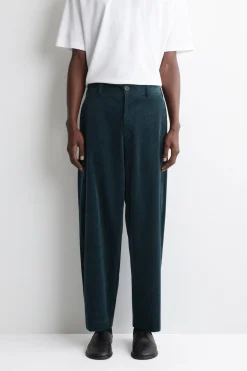 CORDHOSE MIT SCHMAL ZULAUFENDEM BEIN