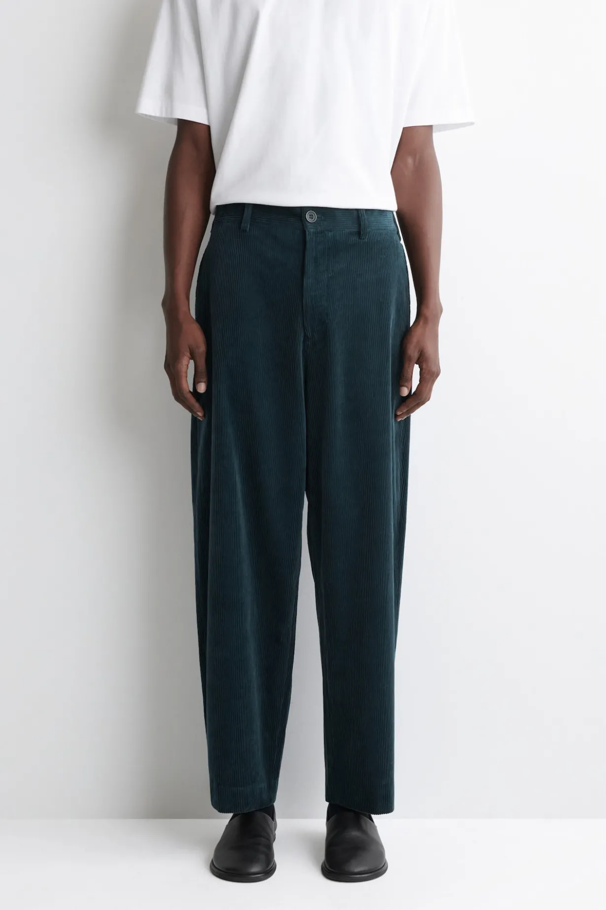 CORDHOSE MIT SCHMAL ZULAUFENDEM BEIN