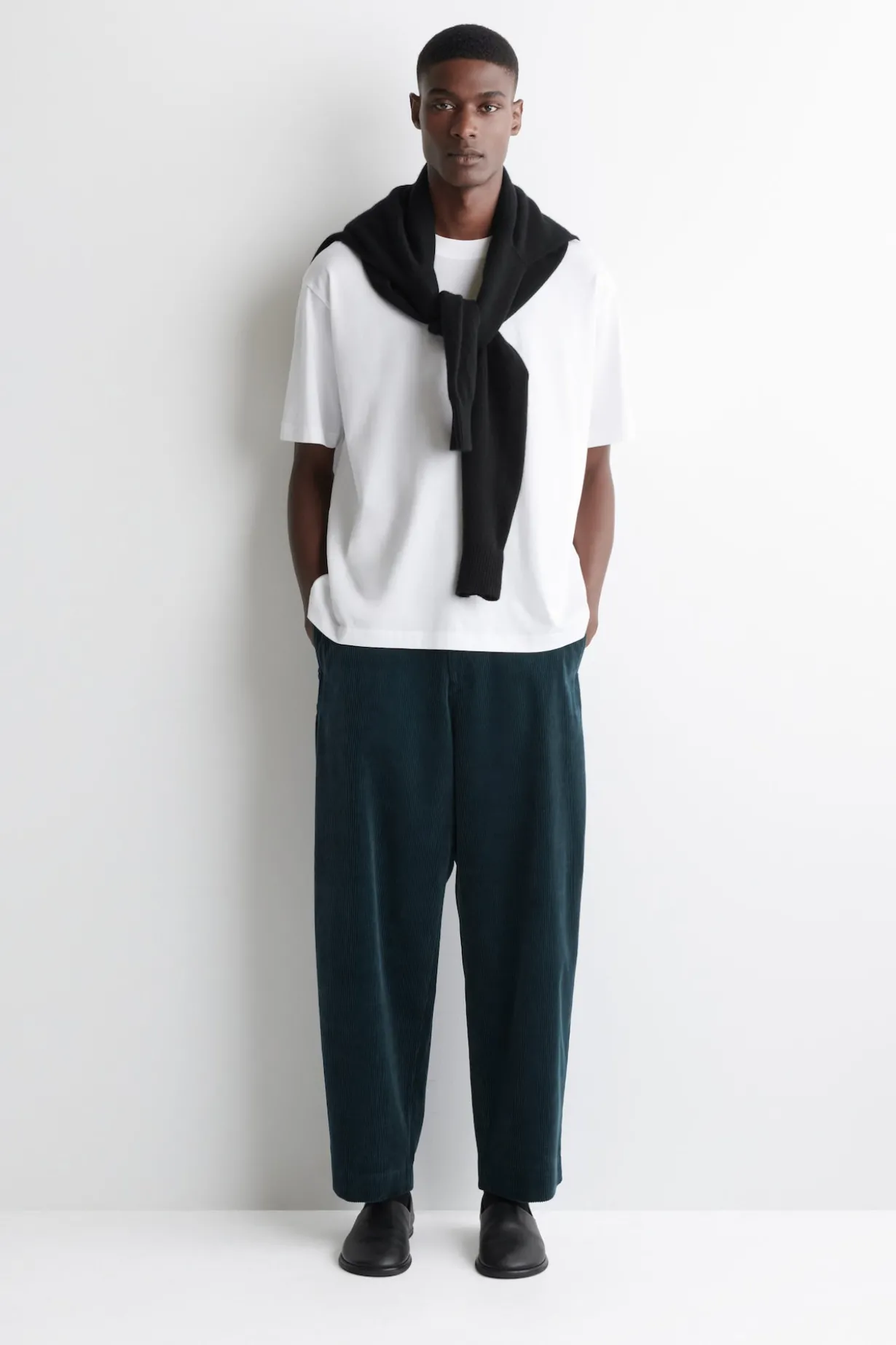CORDHOSE MIT SCHMAL ZULAUFENDEM BEIN