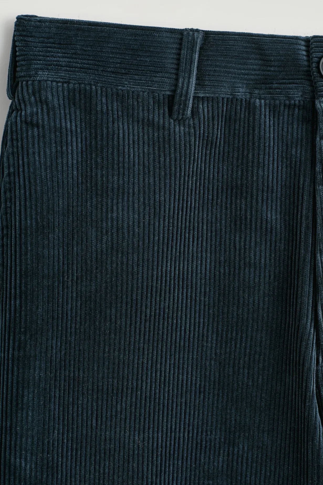 CORDHOSE MIT SCHMAL ZULAUFENDEM BEIN