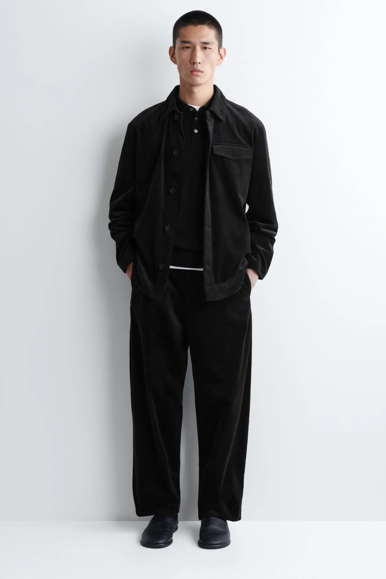 CORDHOSE MIT SCHMAL ZULAUFENDEM BEIN