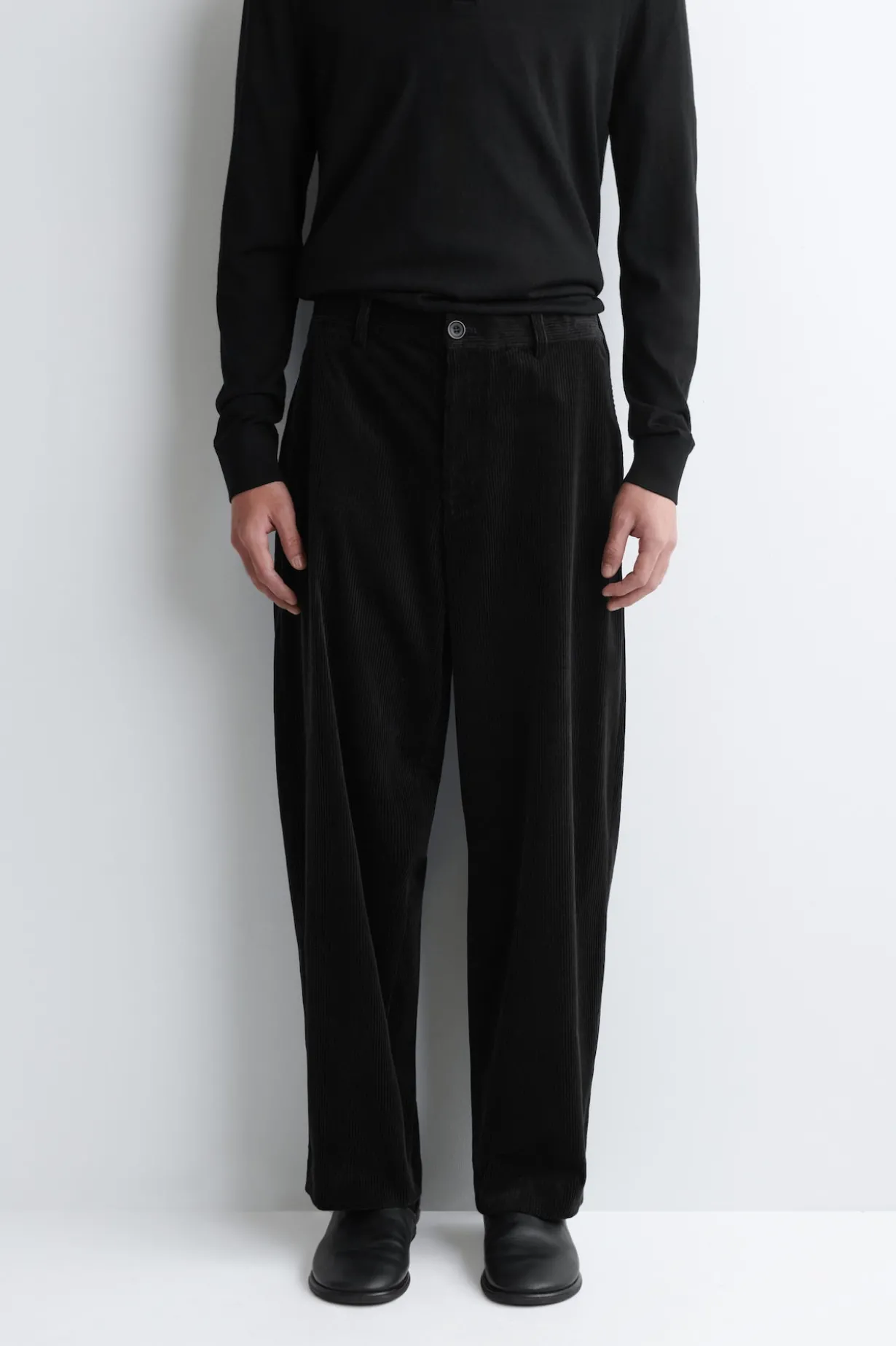 CORDHOSE MIT SCHMAL ZULAUFENDEM BEIN