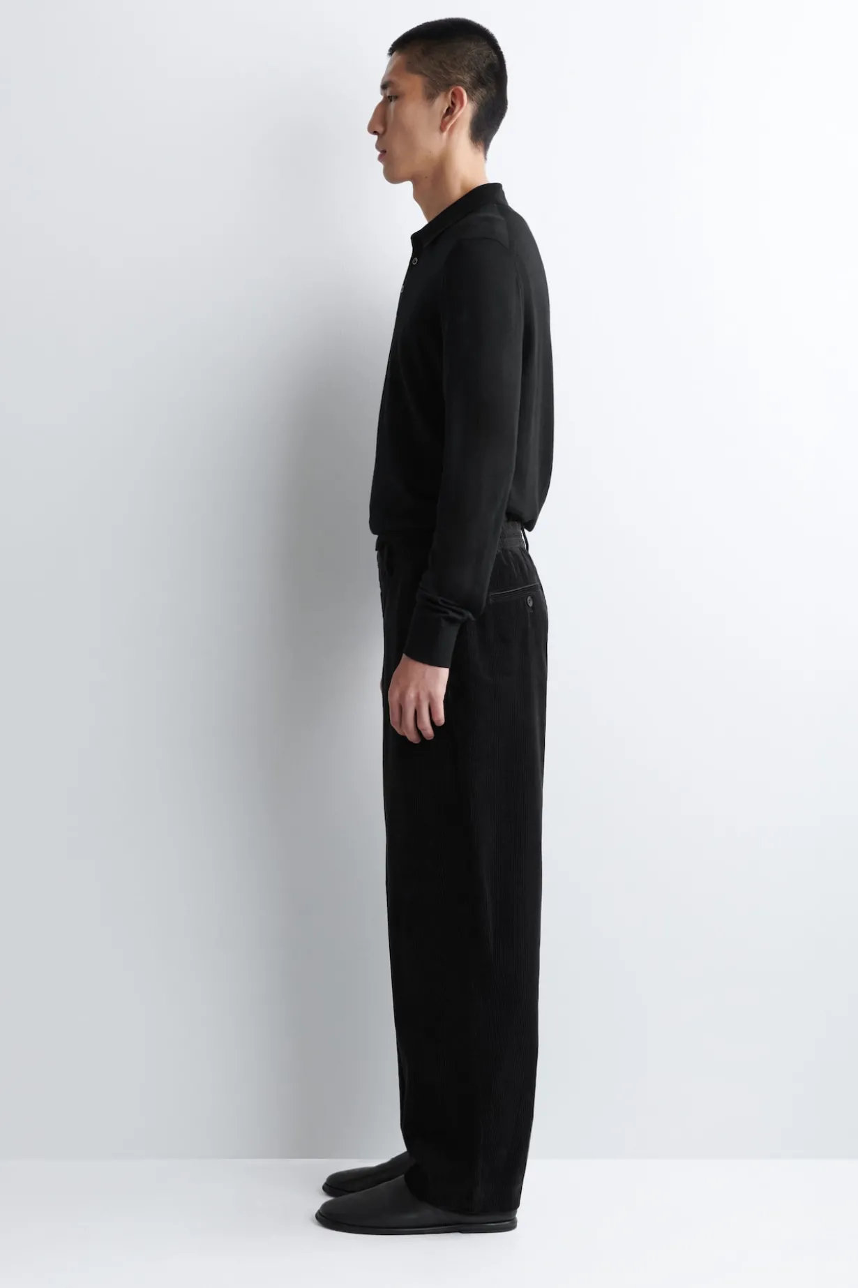 CORDHOSE MIT SCHMAL ZULAUFENDEM BEIN