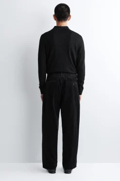 CORDHOSE MIT SCHMAL ZULAUFENDEM BEIN