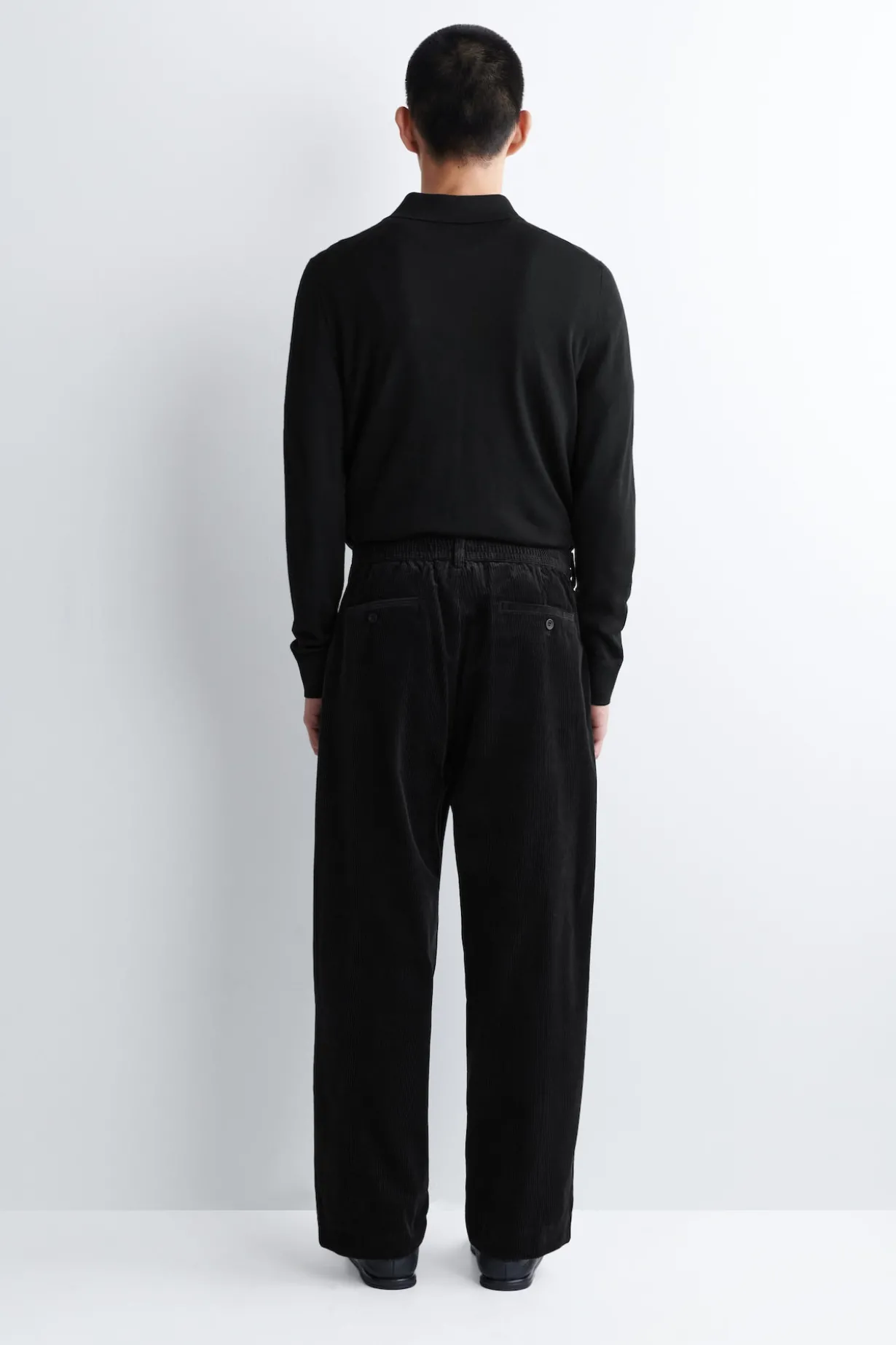 CORDHOSE MIT SCHMAL ZULAUFENDEM BEIN