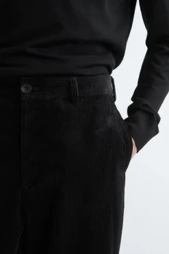 CORDHOSE MIT SCHMAL ZULAUFENDEM BEIN